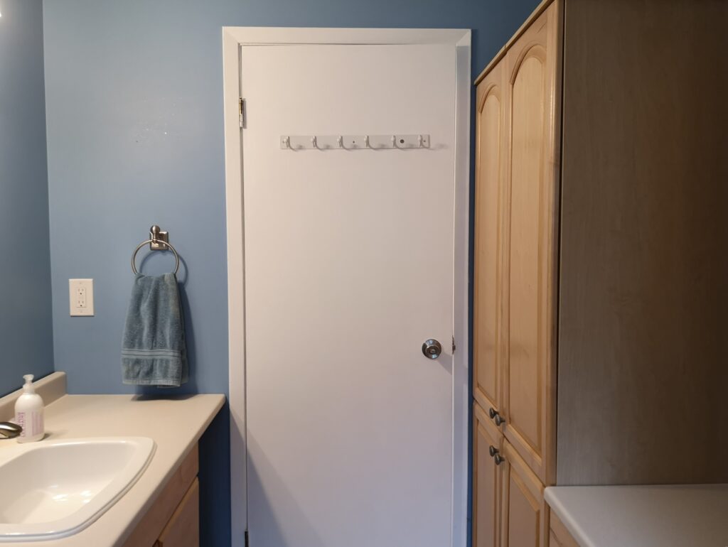 Another view of the bathroom before renovation